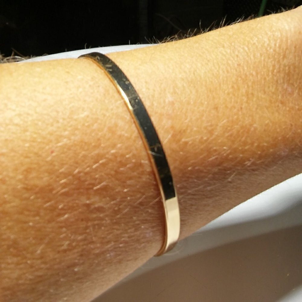 Women`s gold tone bangle bracelet. 2 5/8 inches